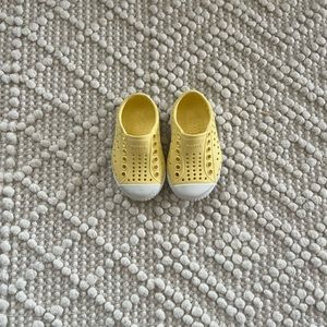 Native Shoes Yellow size C4